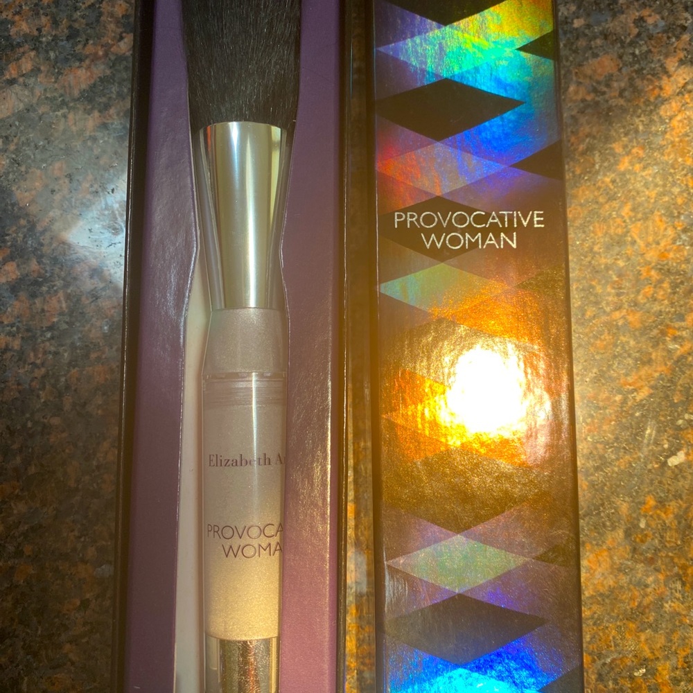 Elizabeth Arden Provocative Woman powder brush